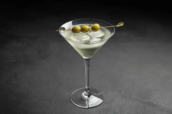 Copa Sabroso Cóctel Martini Con Aceitunas Sobre Fondo Oscuro — Foto de Stock