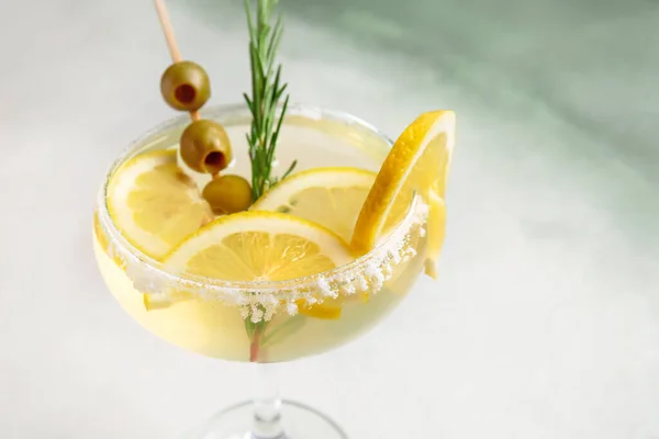 Glas Lekkere Martini Cocktail Lichte Achtergrond — Stockfoto