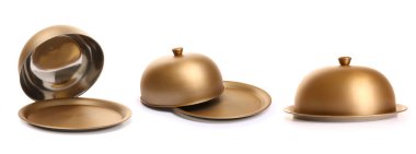 Beyaz arkaplanda giysi olan tepsiler