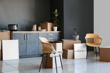 Taşınırken yeni dairede paketlenmiş eşyalar