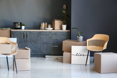 Taşınırken yeni dairede paketlenmiş eşyalar