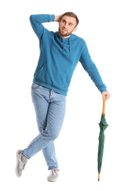 Beyaz arka planda şemsiyesi olan yakışıklı bir genç.