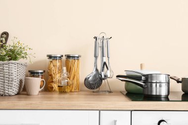 Mutfak tezgahındaki çatal bıçak takımı.