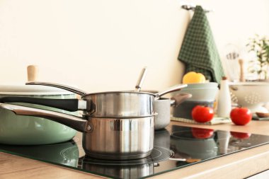 Mutfak tezgahında soba ve mutfak gereçleri.