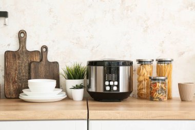 Mutfak tezgahındaki çatal bıçak takımı.