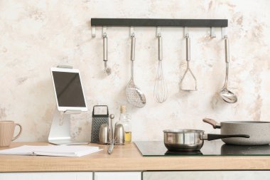 Mutfak tezgahındaki çatal bıçak takımı.