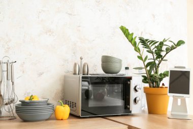 Mutfak tezgahındaki çatal bıçak takımı.