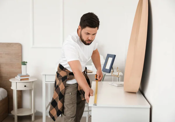 Hane Snickare Med Måttband Rummet — Stockfoto