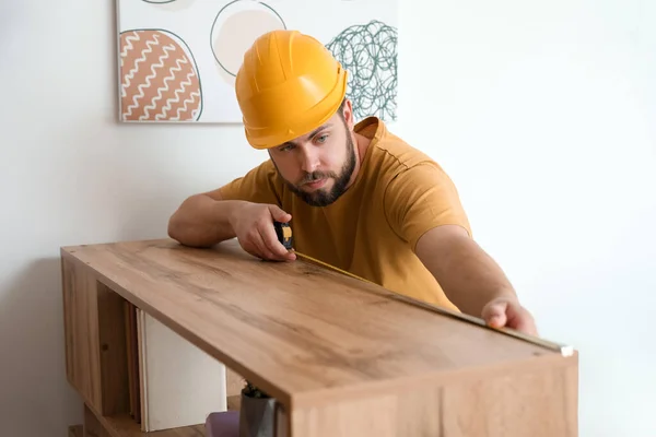 Carpintero Masculino Usando Cinta Métrica Habitación —  Fotos de Stock