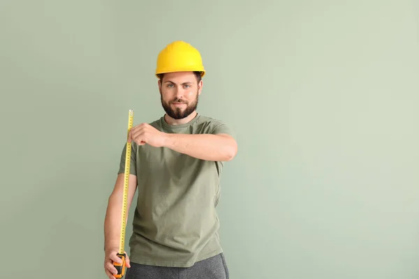 Trabajador Masculino Con Cinta Métrica Sobre Fondo Color —  Fotos de Stock