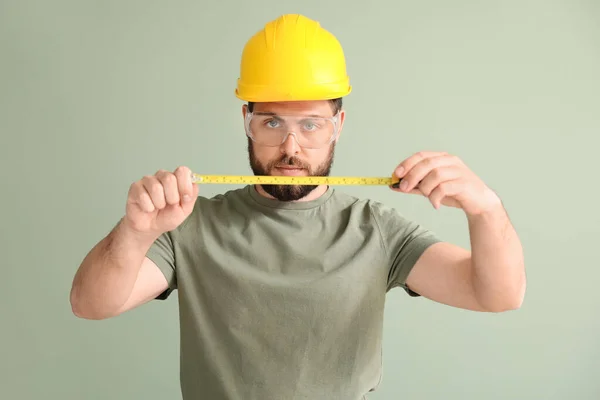 Trabajador Masculino Con Cinta Métrica Sobre Fondo Color —  Fotos de Stock