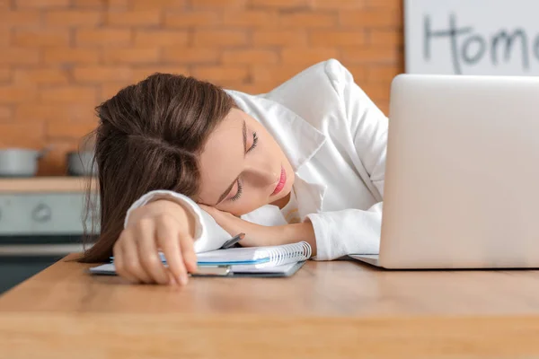 Genç Bir Kadın Evde Çalışırken Uyuyakalıyor Uykusuzluk Kavramı — Stok fotoğraf