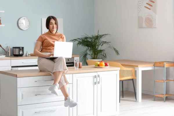 Vacker Ung Kvinna Med Laptop Köket — Stockfoto