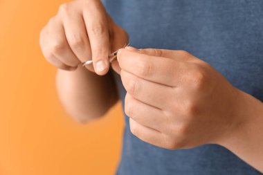 Asyalı adam manikür yapıyor. Renkli arka plan, yakın plan.