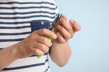 Asyalı adam arka planda manikür yapıyor, yakın plan.