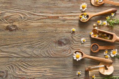 Ahşap arka planda papatya çiçekleri olan kompozisyon