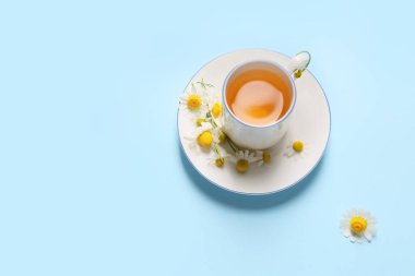 Renkli bir fincan papatya çayı.