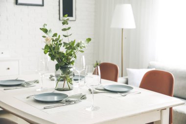 Modern şık yemek odasının içi.