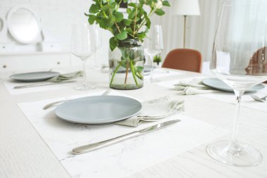 Modern şık yemek salonunda servis edilen masa.