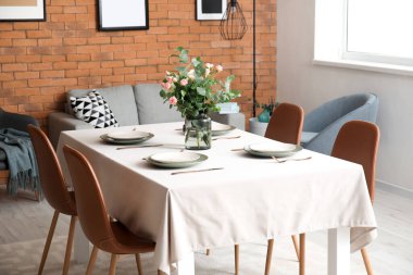 Modern şık yemek odasının içi.