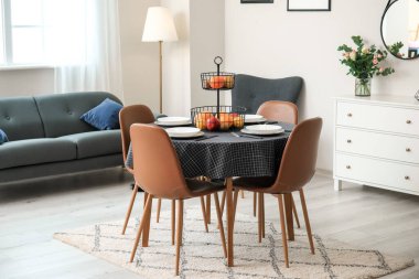 Modern şık yemek odasının içi.