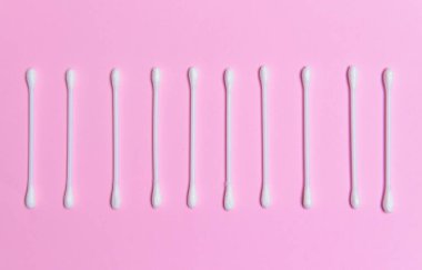 Renk arkaplanındaki pamuk kozmetik örnekleri