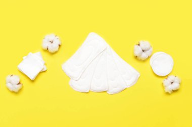 Renkli arka planda kişisel malzemeleri olan pamuk çiçekleri