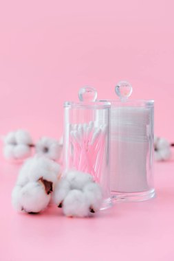 Renk arkaplanındaki pamuk ve bezler