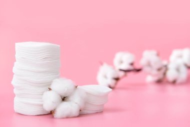 Renk arkaplanına pamuk kozmetik pedleri