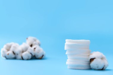 Renk arkaplanına pamuk kozmetik pedleri
