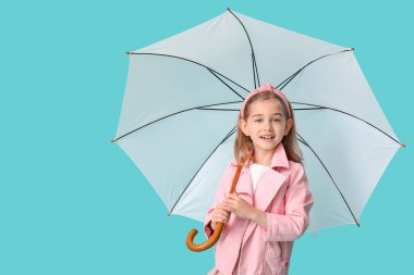 Renkli arka planda şemsiye ile Sevimli küçük kız