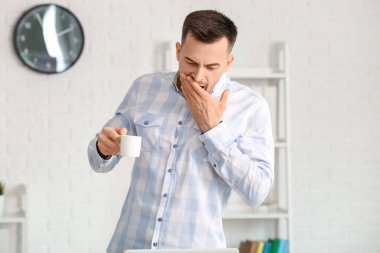 Ofiste çalışan yorgun bir adam. Uykusuzluk kavramı