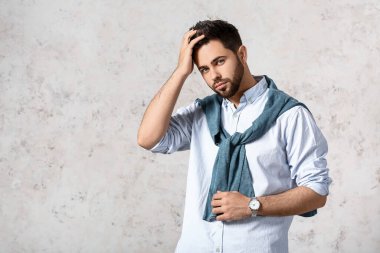 Açık arkaplanda şık saç stili olan yakışıklı adam.