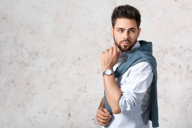 Açık arkaplanda şık saç stili olan yakışıklı adam.