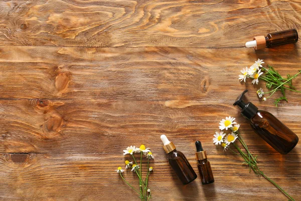 Ahşap Arka Planda Papatya Çiçekli Kozmetik Ürünleri — Stok fotoğraf