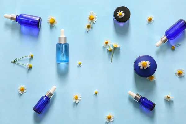 Cosmétiques Avec Fleurs Camomille Sur Fond Couleur — Photo