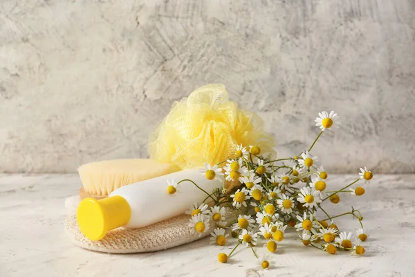 Cosméticos Com Flores Camomila Suprimentos Banho Fundo Claro — Fotografia de Stock