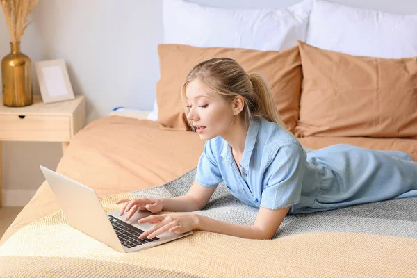 Beautiful Young Woman Laptop Home — Stock Photo, Image