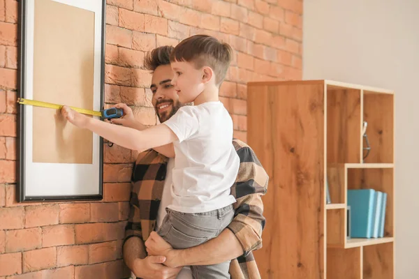 Padre Hijo Con Toma Medidas Marco Casa — Foto de Stock