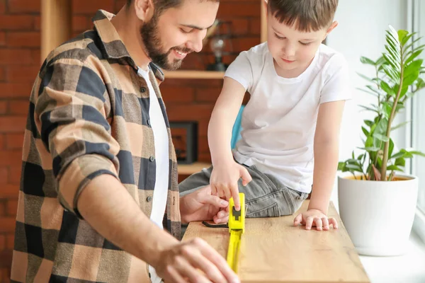 Père Fils Avec Prendre Des Mesures Meubles Maison — Photo