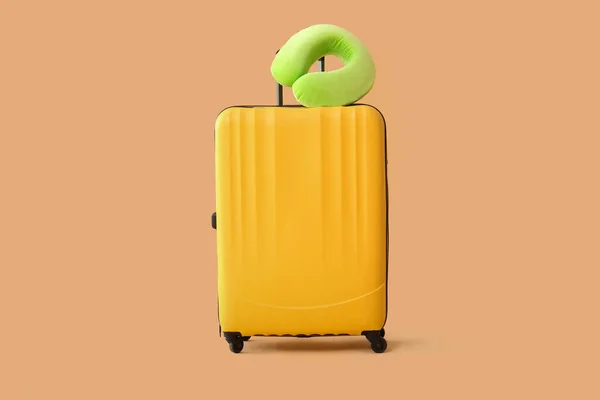 Gepackter Koffer Und Reisekissen Auf Farbigem Hintergrund — Stockfoto