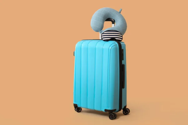 Συσκευασμένη Βαλίτσα Και Μαξιλάρι Ταξιδιού Στο Φόντο Χρώμα — Φωτογραφία Αρχείου