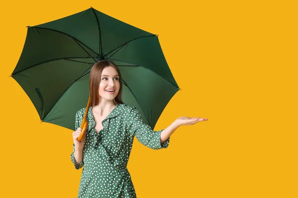 Hermosa Mujer Con Paraguas Fondo Color — Foto de Stock