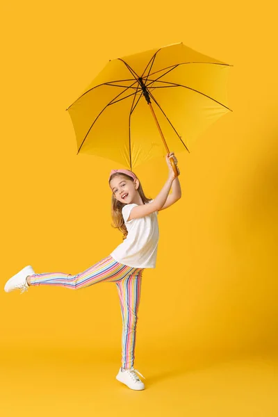 幸せな女の子とともに傘上の色の背景 — ストック写真