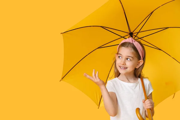 色の背景に傘を持つかわいい女の子 — ストック写真