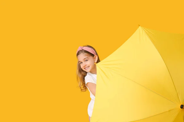 Menina Bonito Com Guarda Chuva Fundo Cor — Fotografia de Stock