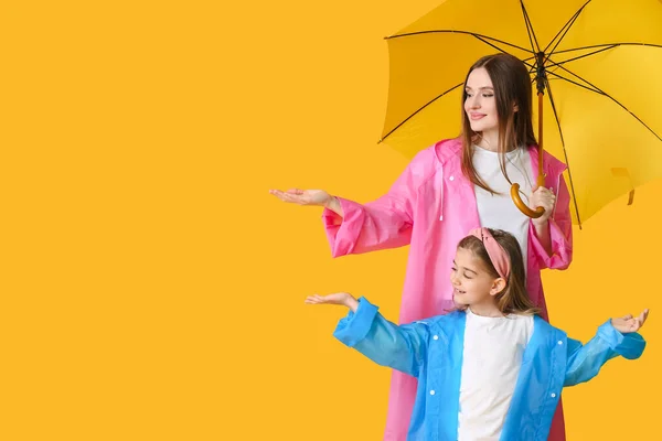 Mother Little Daughter Umbrella Color Background — Stock Photo, Image