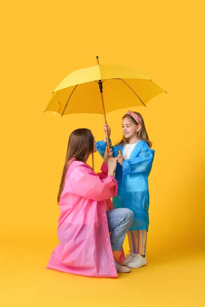 Mother Little Daughter Umbrella Color Background — Stock Photo, Image