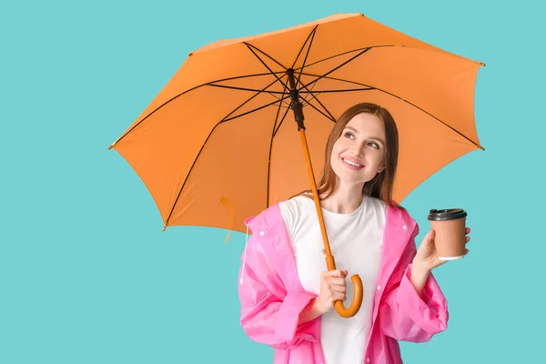 Hermosa Mujer Con Paraguas Taza Café Sobre Fondo Color — Foto de Stock