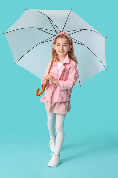 色の背景に傘を持つかわいい女の子 — ストック写真